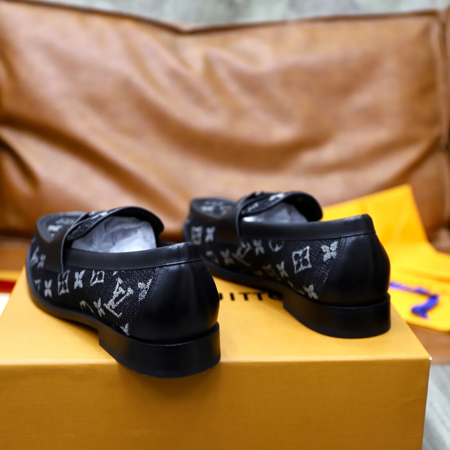 Men's Men's Shoes💰💰920LV Louis Vuitton Slip-on Loafers, top quality products from Guangzhou, ready for sale! This LV Glove loafer is made of selected soft cowhide, with a slightly wrinkled leather surface and a very high-end texture. Each pair is unique. The leather surface is light and soft, with a fine texture and good luster. It is a classic loafer style, with exquisite handmade mark stitching on the toe, and a square toe configuration to highlight the classic style. The horizontal band has hot-printed LV three-dimensional letters, semi-solid handcrafts and a genuine leather outsole, and a rubber patch on the heel to create wear-resistant performance and comfort. One of the must-have loafers for men! Comes with full original packaging! Code number: 38-39-40-41-42-43-44 (38, 45, 46 customized) standard leather shoe code